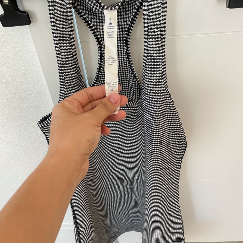 Lululemon top size 4. Excellent condition.